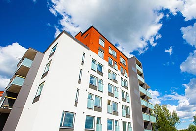 Valkopunainen kerrostalo.