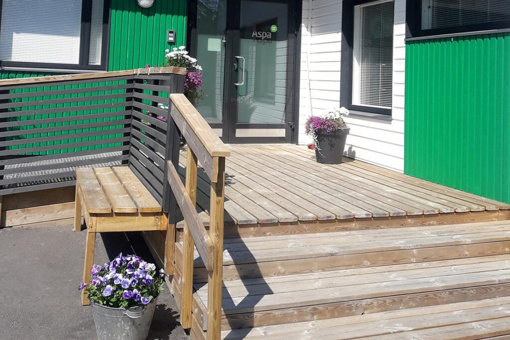 Lumpeen sisäänkäynnillä olevat portaat.