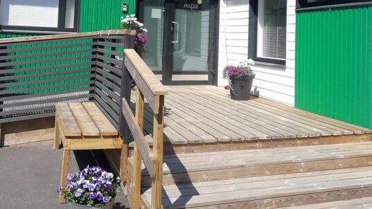 Lumpeen sisäänkäynnillä olevat portaat.