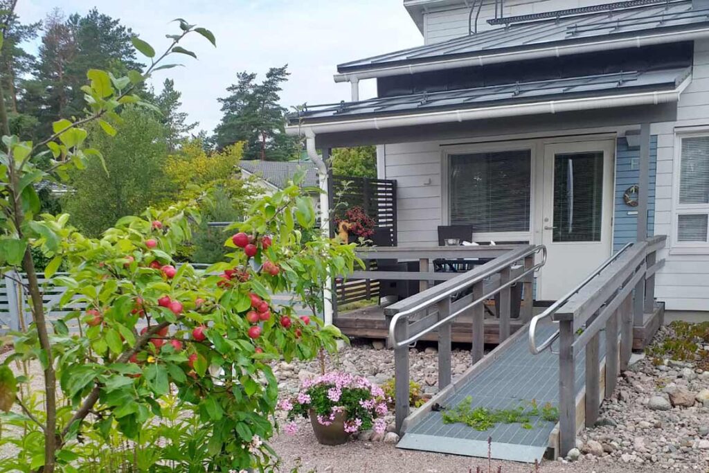 Valkoinen rakennus ja pyörätuoliramppi.