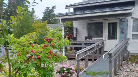 Valkoinen rakennus ja pyörätuoliramppi.