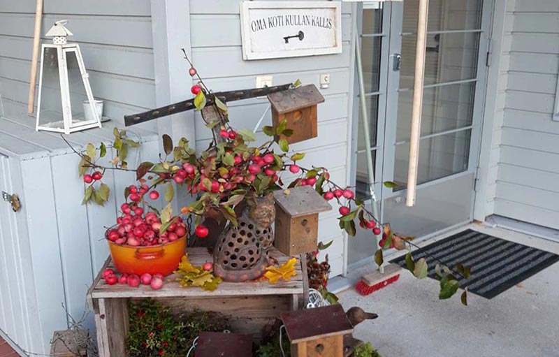 Syyskoristeita oven edessä.