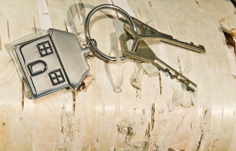 Kaksi avainta ja talon mallinen avaimenperä