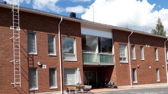 Punatiilinen kaksikerroksinen talo.