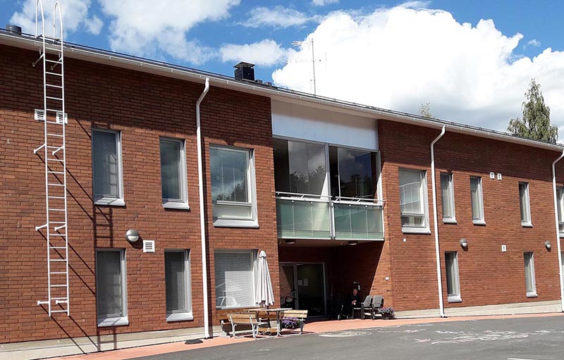 Punatiilinen kaksikerroksinen talo. 