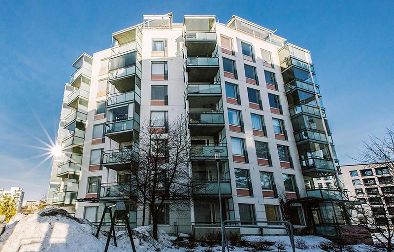 Iso valkoinen kerrostalo.