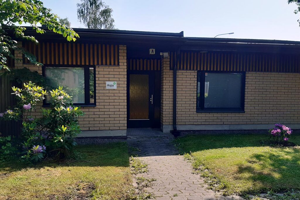 Keltatiilinen rivitalo.