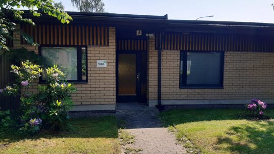 Keltatiilinen rivitalo.