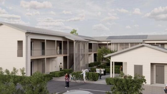 Valkoinen kaksikerroksinen rakennuskokonaisuus.