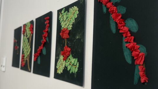 Askarreltuja pihlajoita seinällä.