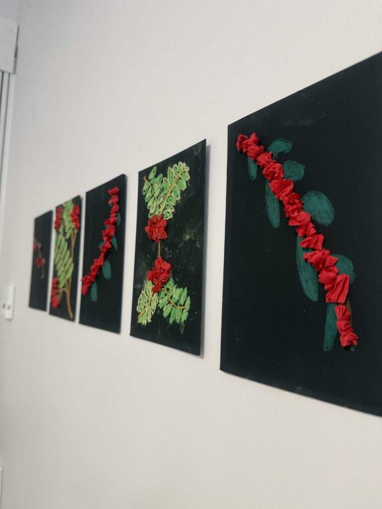 Askarreltuja pihlajoita seinällä.