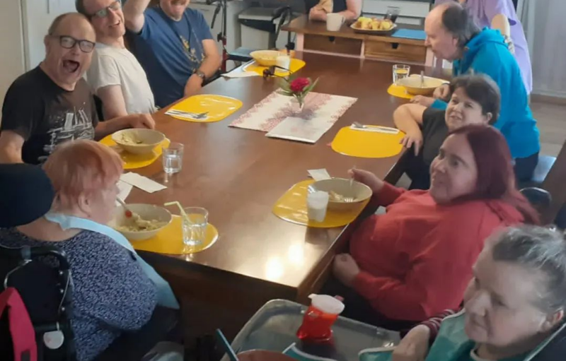 Korallin asiakkaita ruokapyödän ääressä.