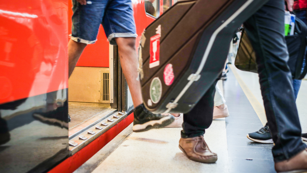 Ihmisiä astumassa ulos metrosta.