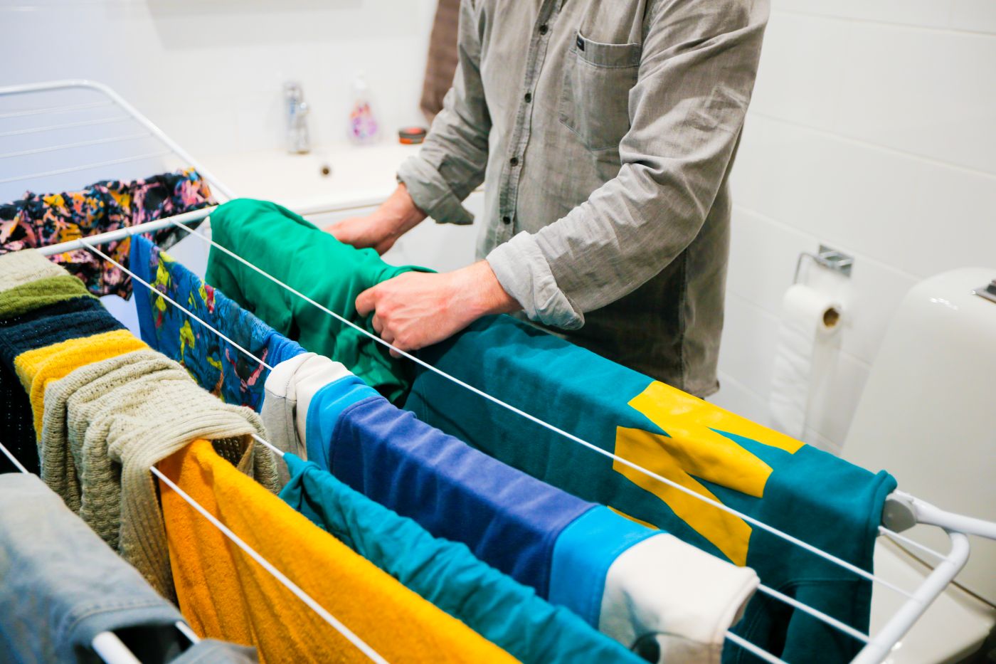 Kädet ripustamassa pyykkiä.