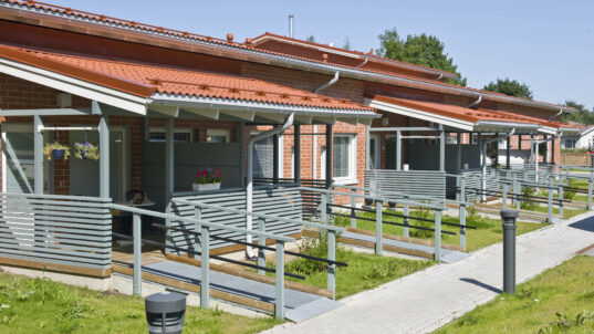 Mantelin punatiiliset rivitalot.