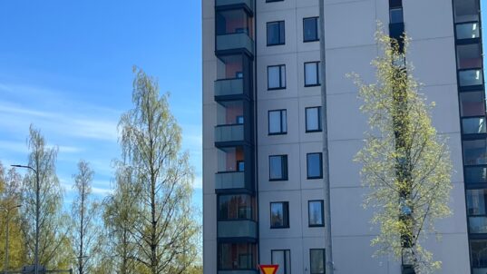 Valkoinen kerrostalo.