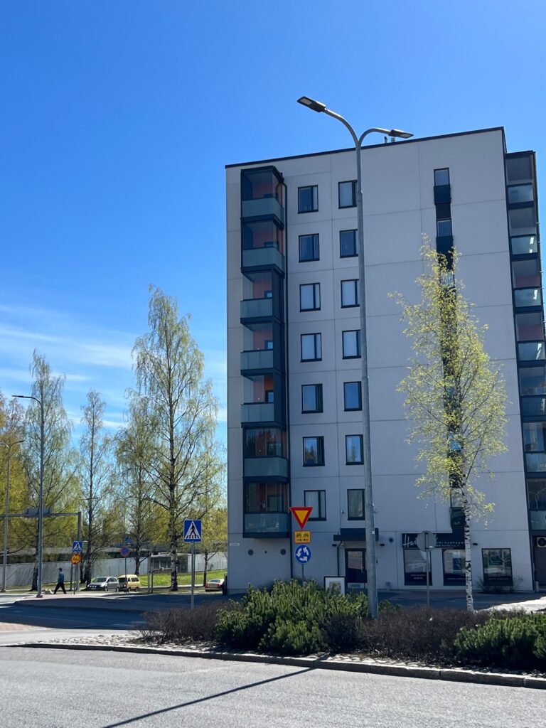 Valkoinen kerrostalo.