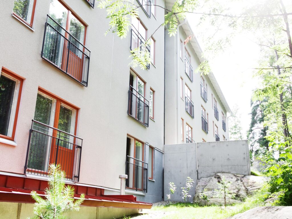 Valkoisen kerrostalon seinä.