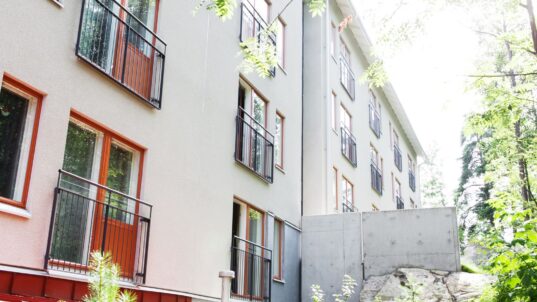 Valkoisen kerrostalon seinä.