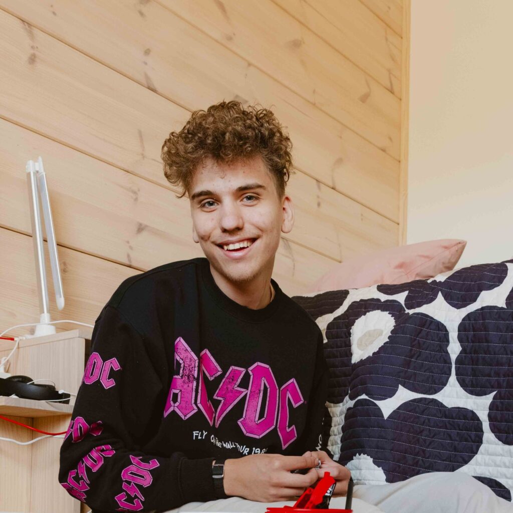 Tavanan hymyilevä asiakas.