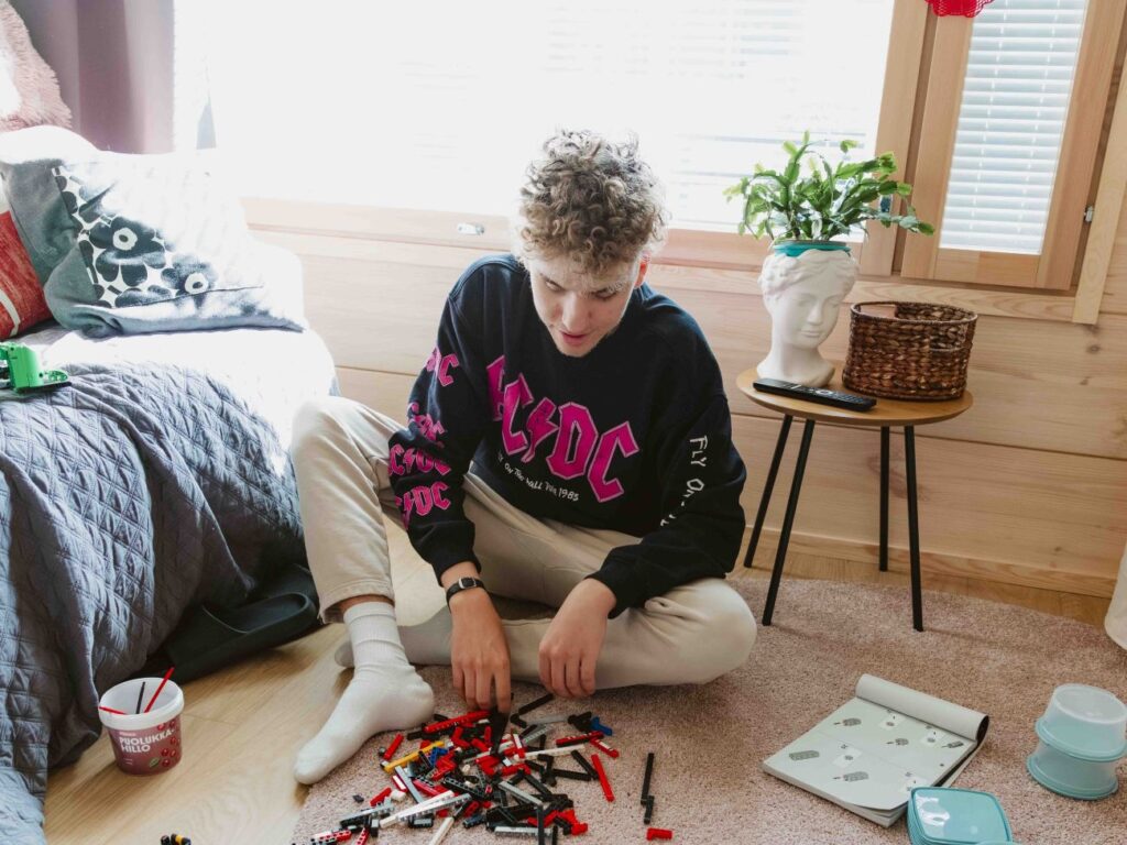 Tavanan asiakas rakentaa legoilla.