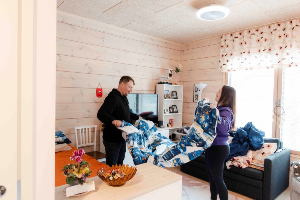 Asiakas ja ohjaaja vaihtamassa lakanoita.