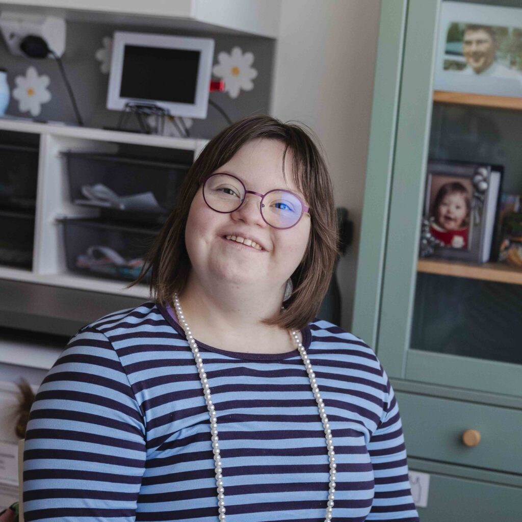 Tavanan hymyilevä asiakas.