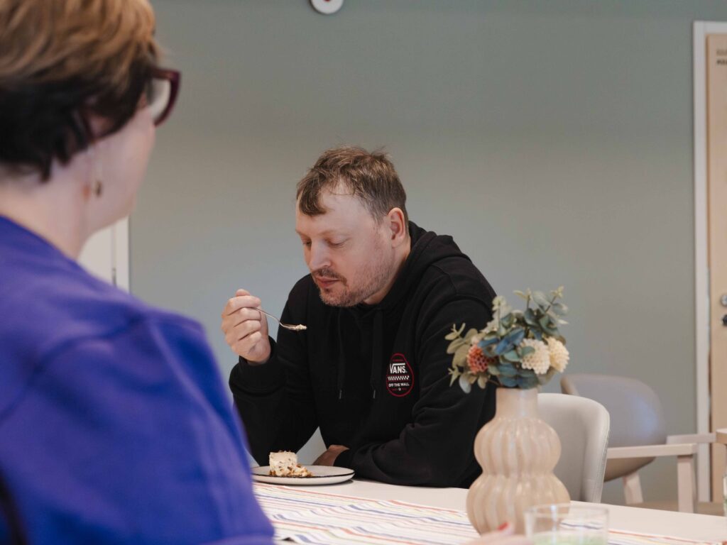 Tavanan asiakas kahvipöydässä.