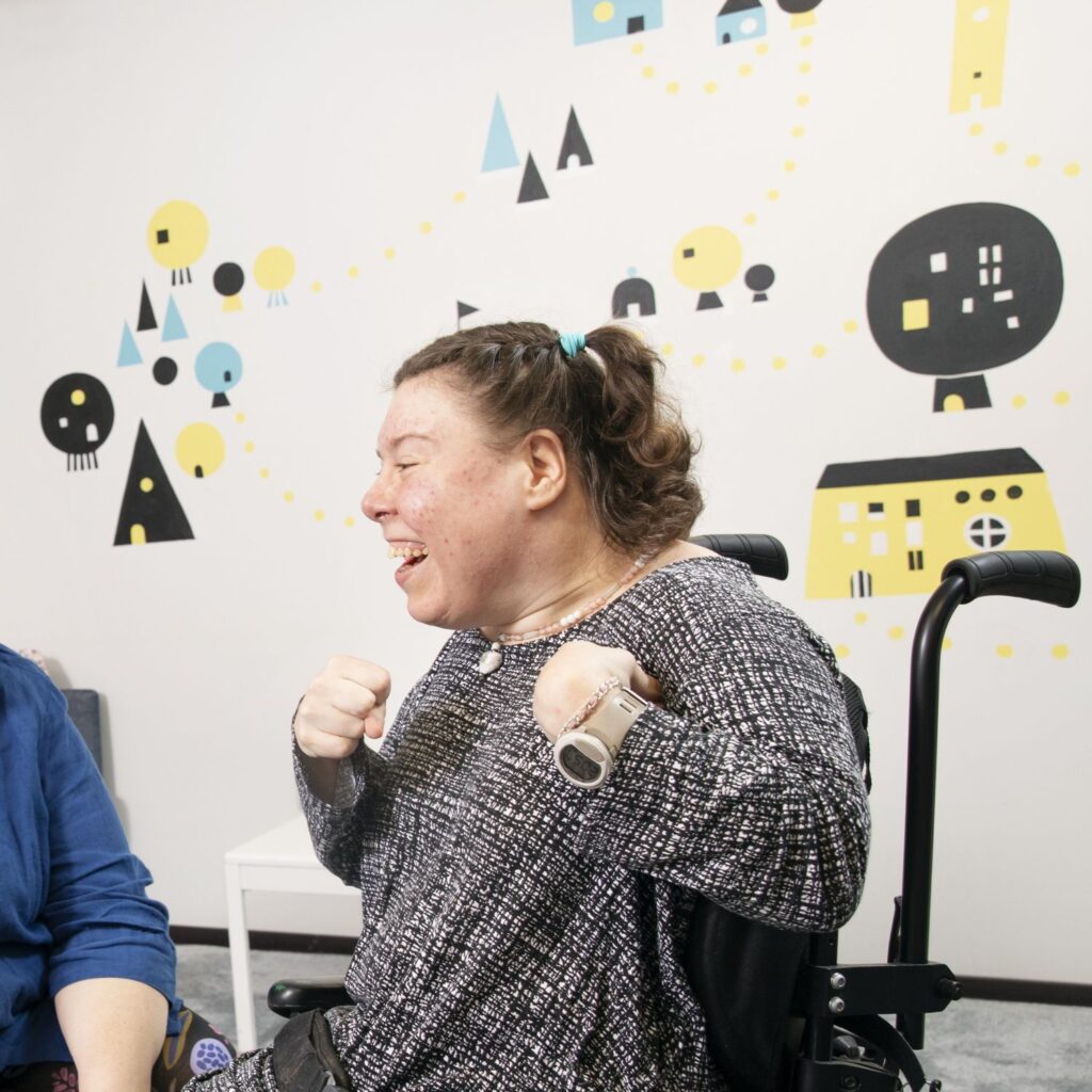 Tavanan hymyilevä asiakas.