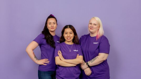 Kolme hymyilevää Tavanan työntekijää.