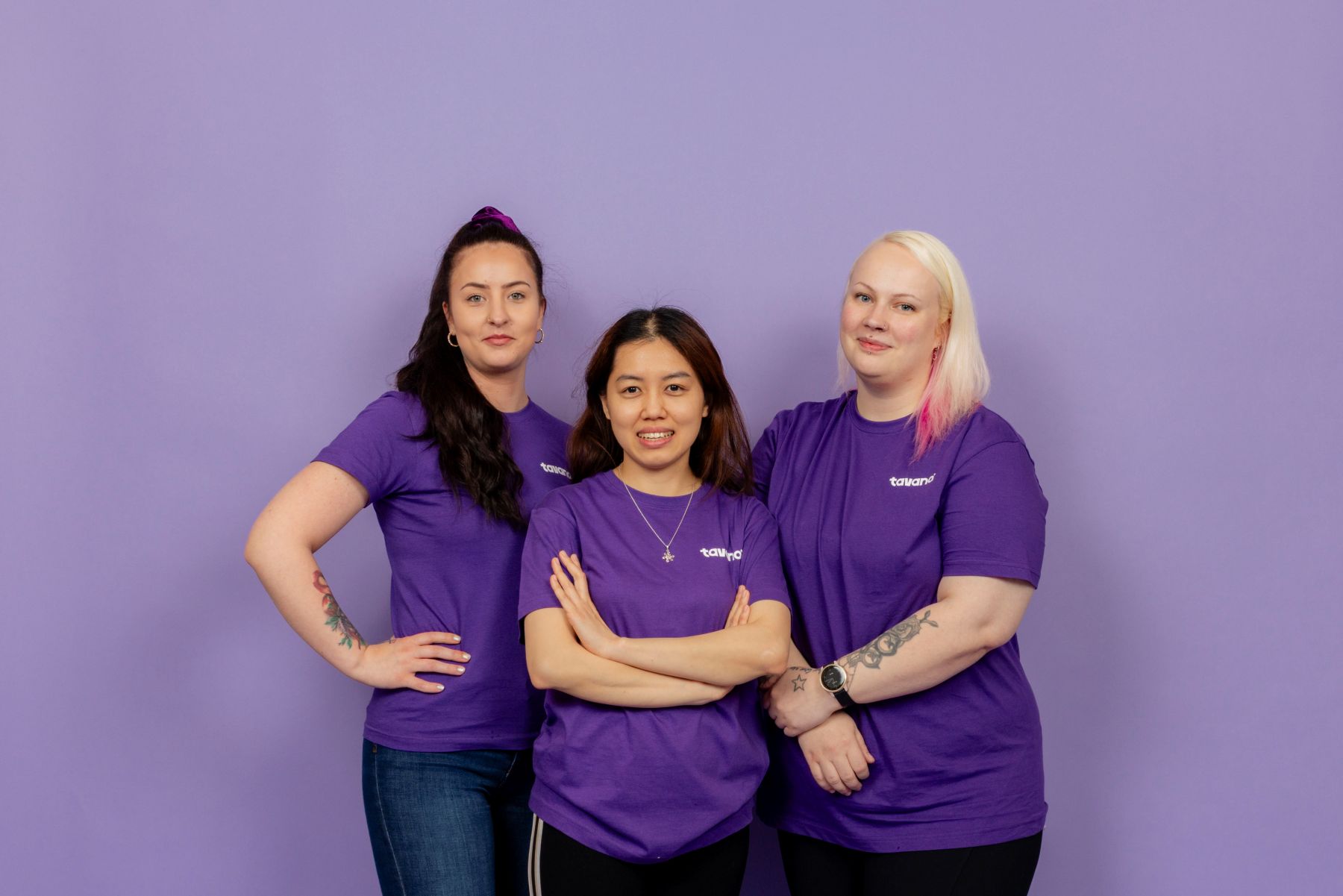 Kolme hymyilevää Tavanan työntekijää.