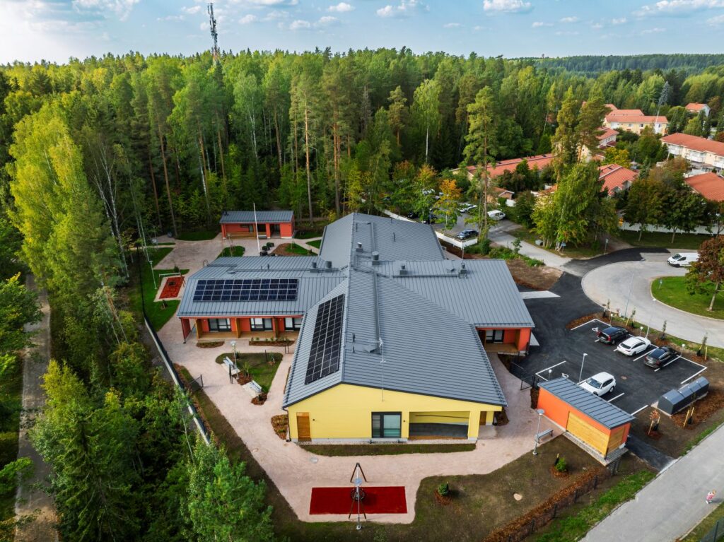 Ilmakuva hirsirakennuksesta.