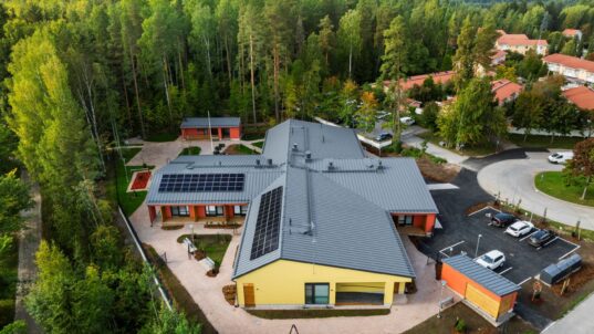 Ilmakuva hirsirakennuksesta.