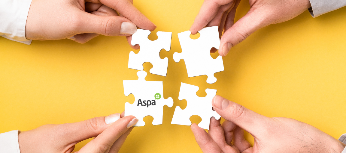 Neljä kättä yhdistää palapelin paloja yhteen.