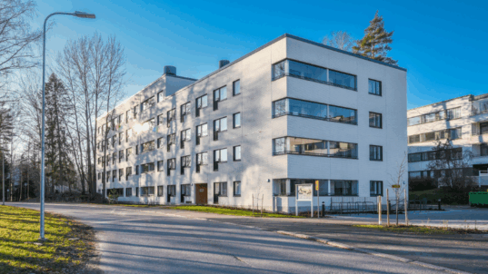 Tavan Karaatti valkoinen kerrostalo.