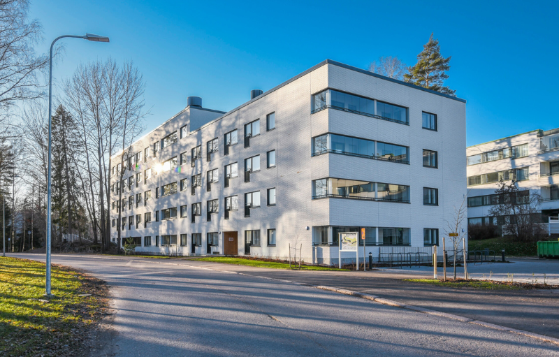 Tavan Karaatti valkoinen kerrostalo.