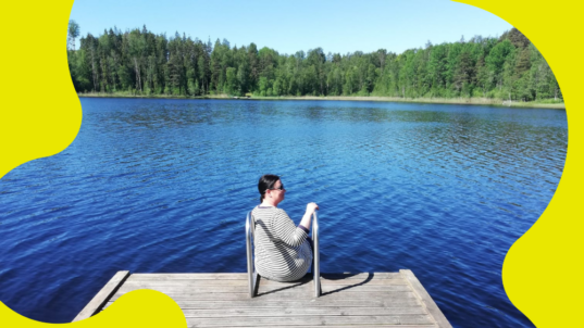 Jenna istuu laiturilla.