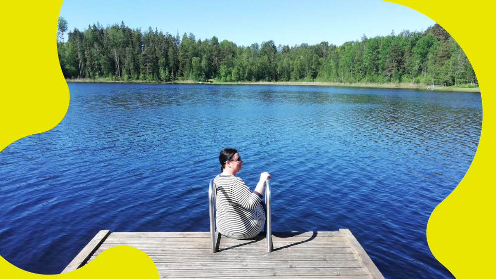 Jenna istuu laiturilla.