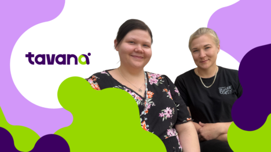 Kaksi ohjaajaa istuu vierekkäin.